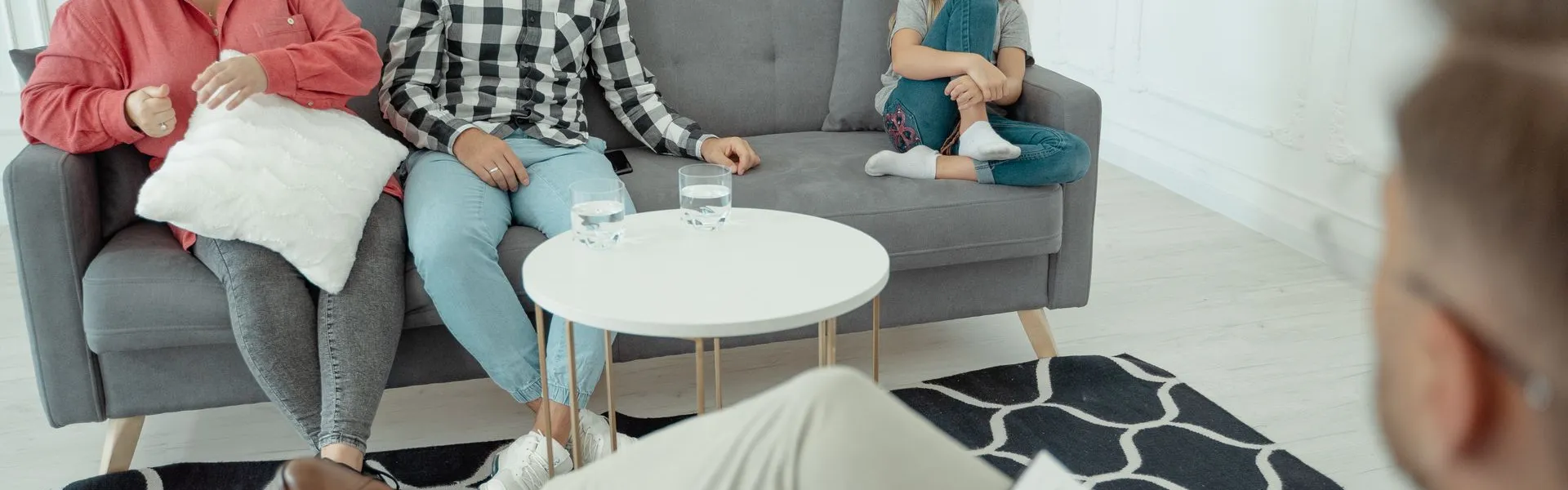 Familia con un niño en una sesión de orientación