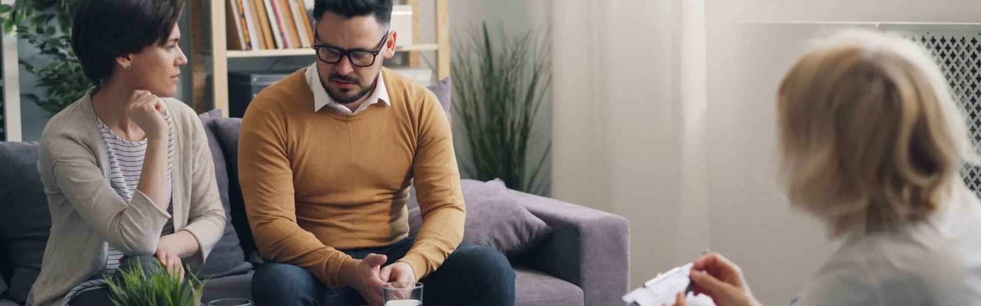 Pareja participando en una conversación con una terapeuta
