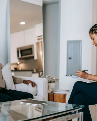 Persona adulta conversando con una psicóloga en consulta