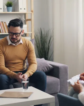 Pareja participando en una conversación con una terapeuta