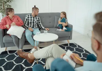 Familia con un niño en una sesión de orientación