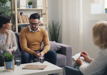 Pareja participando en una conversación con una terapeuta