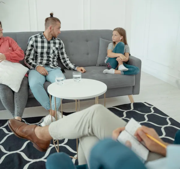 Familia con un niño en una sesión de orientación